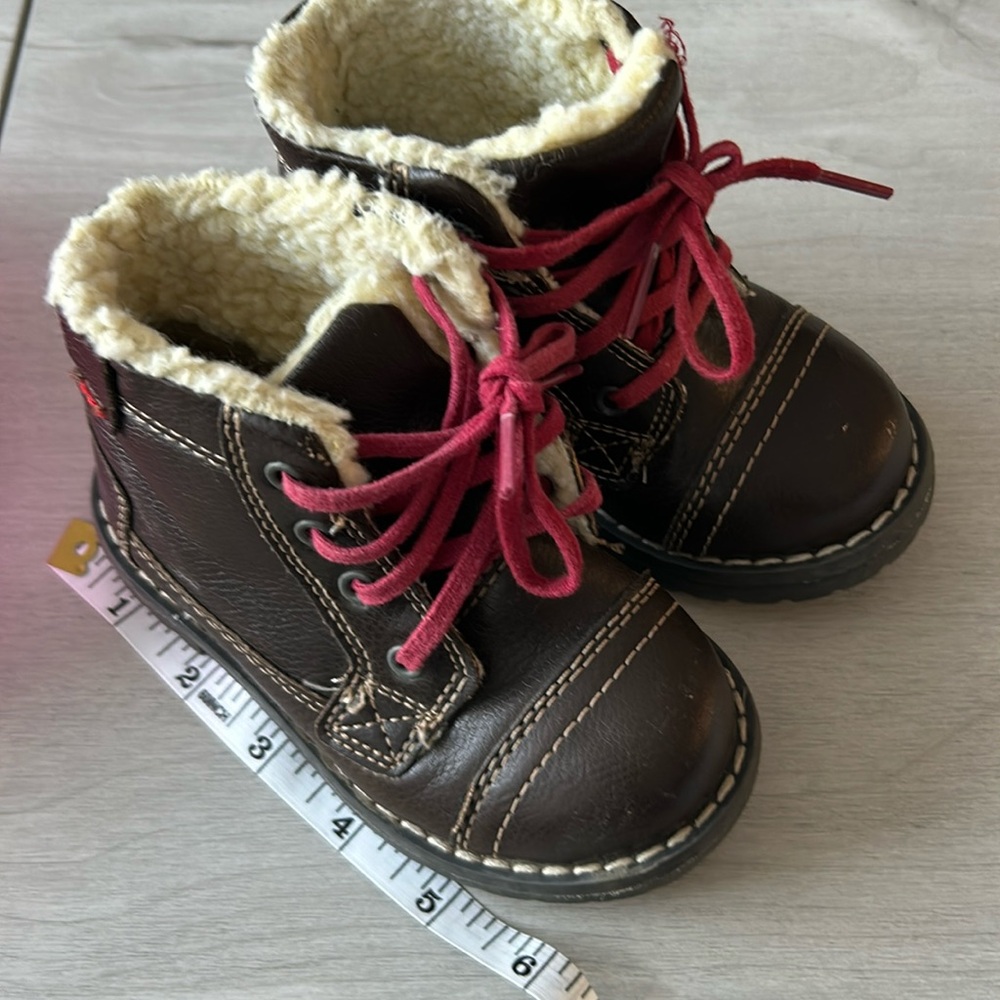 Toddler boots , Cherokee brown with fake fur and maroon laces size 7. Kids boots